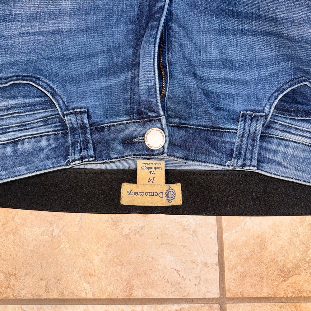 Democracy Blue Jeans woman’s 14 ankle length raw edge